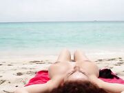 Roberta in spiaggia nudista in vacanza