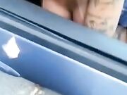 Ragazza succhia il cazzo dal finestrino della macchina