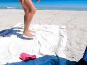 Esibizionista in topless in spiaggia si cambia gli slip