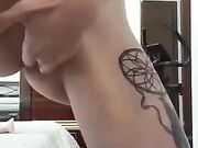 TEEN tatuata si masturba