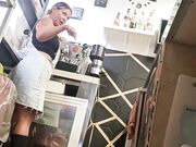 Barista fa la porca dietro il bancone coi clienti