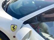 Michelle mostra le tette in Ferrari