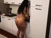 Sexy moglie tettona ai fornelli in cucina