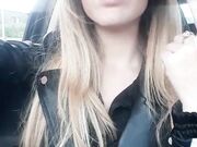 Ragazza italiana flash tette in auto C4