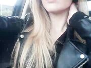 Ragazza italiana flash tette in auto C4