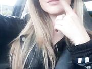 Ragazza italiana flash tette in auto C4