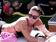 Cristina Quaranta relax in bikini in giardino GF VIP