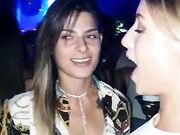 MAREMMA MAIALA- Amiche italiane slinguano in discoteca