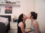 Elettra e Vittoria Gemelle italiane Bacio lesbo