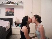 Elettra e Vittoria Gemelle italiane Bacio lesbo