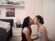 Elettra e Vittoria Gemelle italiane Bacio lesbo