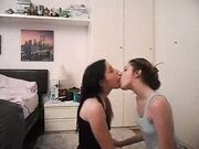 Elettra e Vittoria Gemelle italiane Bacio lesbo
