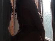 Tettona italiana si masturba alla finestra