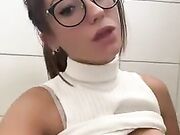 Studentessa si masturba nel bagno in università OF