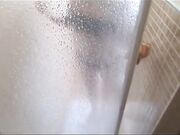 Coinquilina scopata sotto la doccia e sborrata sul culo