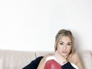 Giulia masturbata dal fidanzato in intimo natalizio OF