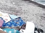 Topless in spiaggia Italiana si masturba in pubblico