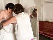 Sposa italiana nuda si prepara per il matrimonio