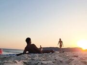 Sesso romantico in spiaggia al tramonto