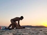 Sesso romantico in spiaggia al tramonto