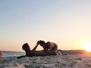 Sesso romantico in spiaggia al tramonto