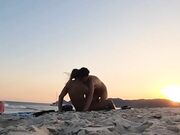 Sesso romantico in spiaggia al tramonto