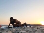 Sesso romantico in spiaggia al tramonto