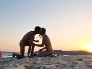 Sesso romantico in spiaggia al tramonto