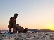 Sesso romantico in spiaggia al tramonto