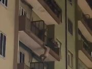 Beccato dal marito, amante scappa nudo dal balcone