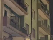 Beccato dal marito, amante scappa nudo dal balcone