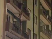Beccato dal marito, amante scappa nudo dal balcone