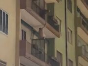 Beccato dal marito, amante scappa nudo dal balcone