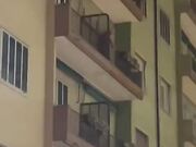 Beccato dal marito, amante scappa nudo dal balcone