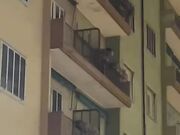 Beccato dal marito, amante scappa nudo dal balcone