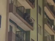 Beccato dal marito, amante scappa nudo dal balcone