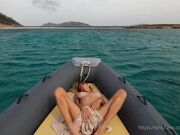 Nuda in gommone Bionda gnocca OFans