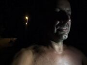 Passeggiata notturna con moglie in bikini porca