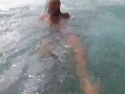 Riprende moglie in topless in spiaggia