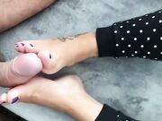 Footjob fidanzata diciottenne sborrata sui piedi