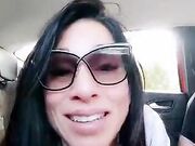 Milf italiana esibizionista si masturba in auto C4