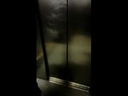 Mia moglie Alice si masturba in ascensore