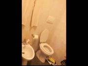 Fidanzata spiata in bagno mentre piscia e si masturba