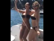 Porcelle italiane ballano in barca in bikini