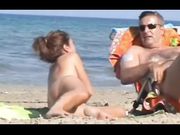 Moglie italiana in topless al mare