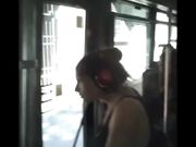 Ragazza tettona in autobus milanese