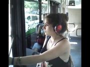 Ragazza tettona in autobus milanese