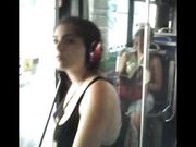 Ragazza tettona in autobus milanese