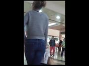 Ragazza con bel culo al centro commerciale