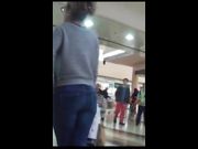 Ragazza con bel culo al centro commerciale